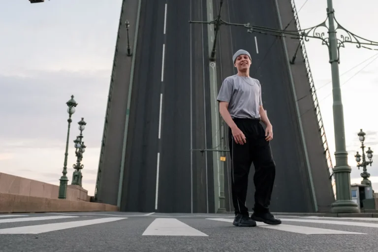 Streetwear w męskiej garderobie 2026 — jak moda uliczna wchodzi do codziennego stylu
